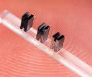 Drei Miniatur-Beschleunigermodule aus Silizium auf einem durchsichtigen Träger. (Bild: SLAC National Accelerator Laboratory) Drei Miniatur-Beschleunigermodule aus Silizium auf einem durchsichtigen Träger. (Bild: SLAC National Accelerator Laboratory)
