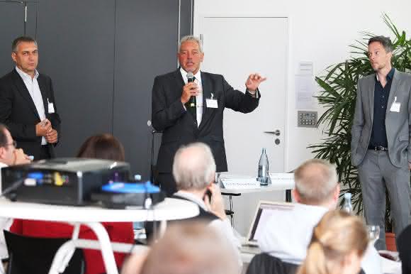 SFB-1182-Sprecher Prof. Thomas Bosch (Mitte) und sein Stellvertreter Prof. Hinrich Schulenburg (rechts) stellten der DFG-Kommission das Forschungskonzept des Verbundprojekts vor. (Foto: Christian Urban, Universität Kiel)