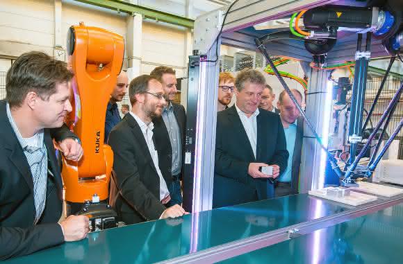 IMES und Lenze Übergabe Produktionsstraße