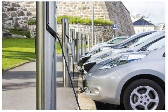 Elektrofahrzeuge Elektrofahrzeuge beim Aufladen