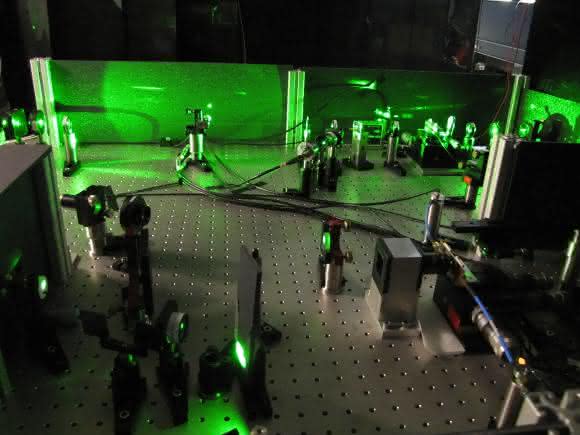 Im Labor am Atominstitut der TU Wien werden die Quantenzustände von Stickstoffatomen mit Mikrowellen manipuliert. (Bild: TU Wien)
