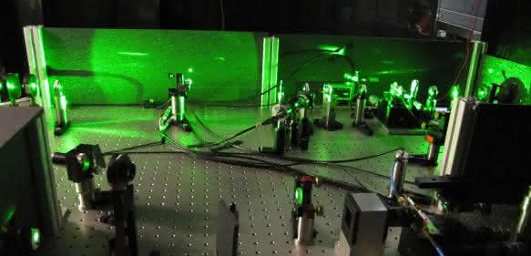 Im Labor am Atominstitut der TU Wien werden die Quantenzustände von Stickstoffatomen mit Mikrowellen manipuliert. (Bild: TU Wien)