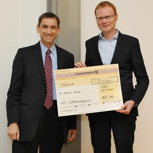 Dr. Ulrich von Hülsen (links), Mitglied der Geschäftsleitung von Pfeiffer Vacuum, übergab den mit 1000 Euro dotierten Preis an Dr. Andreas Mooser. (Foto: G. Otto, GSI)