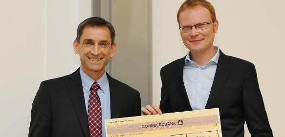 Dr. Ulrich von Hülsen (links), Mitglied der Geschäftsleitung von Pfeiffer Vacuum, übergab den mit 1000 Euro dotierten Preis an Dr. Andreas Mooser. (Foto: G. Otto, GSI) Dr. Ulrich von Hülsen (links), Mitglied der Geschäftsleitung von Pfeiffer Vacuum, übergab den mit 1000 Euro dotierten Preis an Dr. Andreas Mooser. (Foto: G. Otto, GSI)