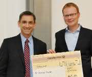 Dr. Ulrich von Hülsen (links), Mitglied der Geschäftsleitung von Pfeiffer Vacuum, übergab den mit 1000 Euro dotierten Preis an Dr. Andreas Mooser. (Foto: G. Otto, GSI) Dr. Ulrich von Hülsen (links), Mitglied der Geschäftsleitung von Pfeiffer Vacuum, übergab den mit 1000 Euro dotierten Preis an Dr. Andreas Mooser. (Foto: G. Otto, GSI)