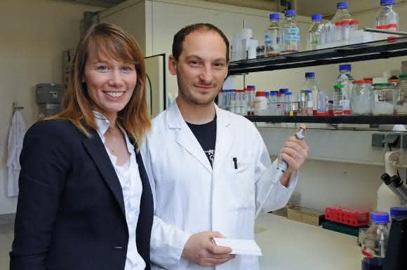 Professorin Stefanie Kürten und ihr Mitarbeiter Damiano Rovituso. (Foto: Robert Emmerich) Professorin Stefanie Kürten und ihr Mitarbeiter Damiano Rovituso. (Foto: Robert Emmerich)