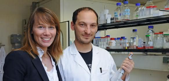 Professorin Stefanie Kürten und ihr Mitarbeiter Damiano Rovituso. (Foto: Robert Emmerich)