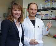 Professorin Stefanie Kürten und ihr Mitarbeiter Damiano Rovituso. (Foto: Robert Emmerich)
