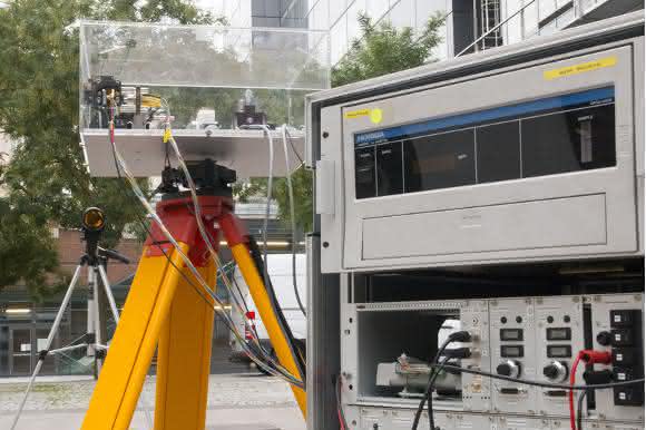 Blick auf die Elektronik-Box und das Infrarot-Laser-Modul. Im Hintergrund der Reflektor.