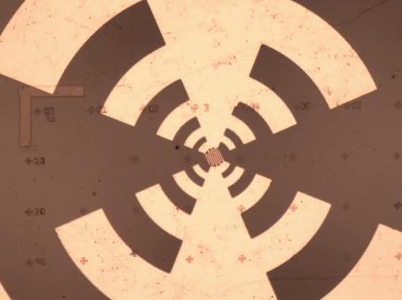 Die äußere Antenne des Detektors fängt langwellige Infrarot- und Terahertz-Strahlung ein und leitet sie wie ein Trichter zu einer Graphen-Flocke, die sich auf einem Siliziumcarbid-Substrat in der Mitte der Struktur befindet. (Quelle: Martin Mittendorff)