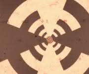 Die äußere Antenne des Detektors fängt langwellige Infrarot- und Terahertz-Strahlung ein und leitet sie wie ein Trichter zu einer Graphen-Flocke, die sich auf einem Siliziumcarbid-Substrat in der Mitte der Struktur befindet. (Quelle: Martin Mittendorff)