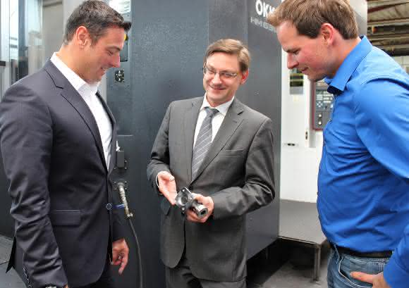 Claudio Lista, Thomas Henneke und Benjamin Eggert KB-Geschäftsführer Thomas Henneke (Mitte) freut sich mit Betriebsleiter Benjamin Eggert (rechts) und teamtec Vertriebsleiter Claudio Lista
