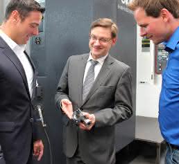 Claudio Lista, Thomas Henneke und Benjamin Eggert KB-Geschäftsführer Thomas Henneke (Mitte) freut sich mit Betriebsleiter Benjamin Eggert (rechts) und teamtec Vertriebsleiter Claudio Lista