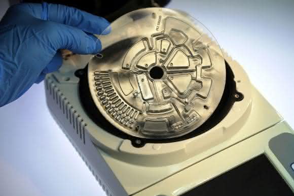 Ein handlicher Lab-Disk-Player soll Ergebnisse beim Nachweis multiresistenter Keime bereits nach 1 h liefern (Foto: Hahn-Schickard-Institut).