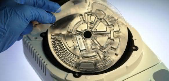 Ein handlicher Lab-Disk-Player soll Ergebnisse beim Nachweis multiresistenter Keime bereits nach 1 h liefern (Foto: Hahn-Schickard-Institut).