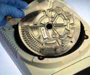 Ein handlicher Lab-Disk-Player soll Ergebnisse beim Nachweis multiresistenter Keime bereits nach 1 h liefern (Foto: Hahn-Schickard-Institut).