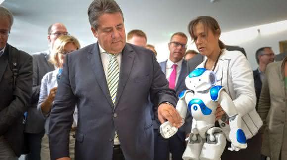 Sigmar Gabriel Bundeswirtschaftsminister Roboter Industrie 4.0 Sigmar Gabriel Bundeswirtschaftsminister Roboter Industrie 4.0