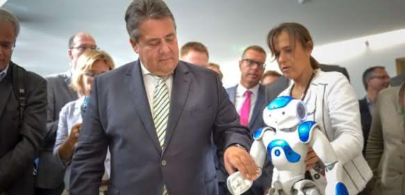 Sigmar Gabriel Bundeswirtschaftsminister Roboter Industrie 4.0 Sigmar Gabriel Bundeswirtschaftsminister Roboter Industrie 4.0