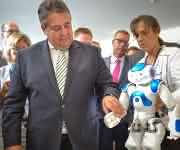 Sigmar Gabriel Bundeswirtschaftsminister Roboter Industrie 4.0 Sigmar Gabriel Bundeswirtschaftsminister Roboter Industrie 4.0