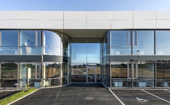 Willkommen Eingang zum Neubau der Ensinger GmbH
