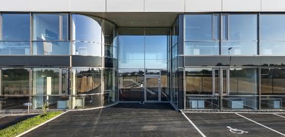 Willkommen Eingang zum Neubau der Ensinger GmbH
