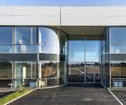 Eingang zum Neubau der Ensinger GmbH