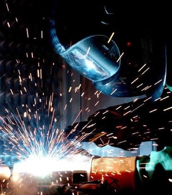 Gut geschützt Schweißer bei der Arbeit