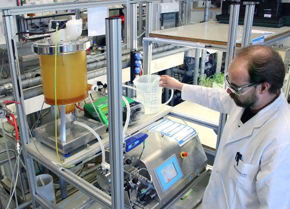 Mit spezieller Filtrationstechnik werden die Peptide aus dem Reis-Eiweiß der Größe nach getrennt. (© Fraunhofer UMSICHT) Mit spezieller Filtrationstechnik werden die Peptide aus dem Reis-Eiweiß der Größe nach getrennt. (© Fraunhofer UMSICHT)