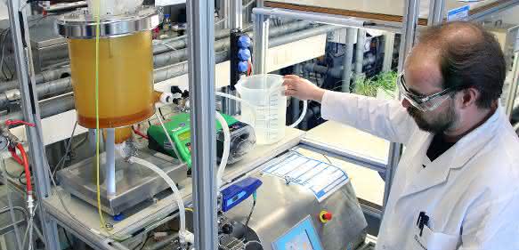 Mit spezieller Filtrationstechnik werden die Peptide aus dem Reis-Eiweiß der Größe nach getrennt. (© Fraunhofer UMSICHT) Mit spezieller Filtrationstechnik werden die Peptide aus dem Reis-Eiweiß der Größe nach getrennt. (© Fraunhofer UMSICHT)