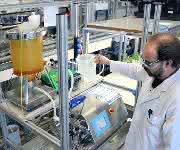 Mit spezieller Filtrationstechnik werden die Peptide aus dem Reis-Eiweiß der Größe nach getrennt. (© Fraunhofer UMSICHT)