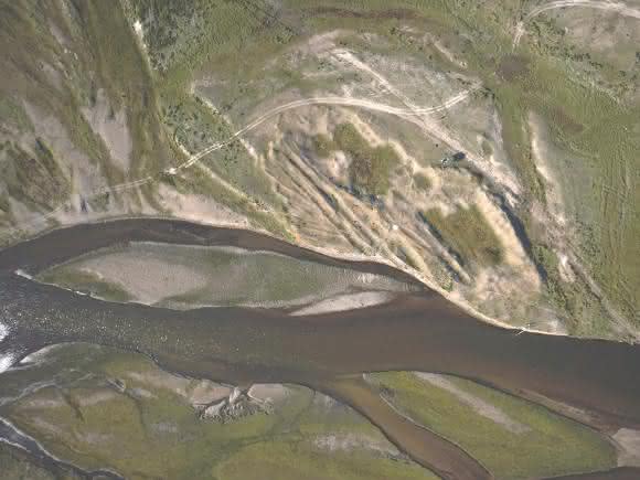 Das Luftbild einer Kleindrohne zeigt die stark degradierte, entwaldete Flussaue im Mittellauf des Kharaa. (Foto: Oczipka)