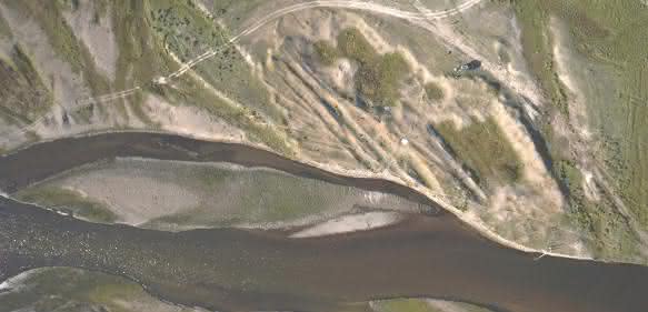 Das Luftbild einer Kleindrohne zeigt die stark degradierte, entwaldete Flussaue im Mittellauf des Kharaa. (Foto: Oczipka) Das Luftbild einer Kleindrohne zeigt die stark degradierte, entwaldete Flussaue im Mittellauf des Kharaa. (Foto: Oczipka)
