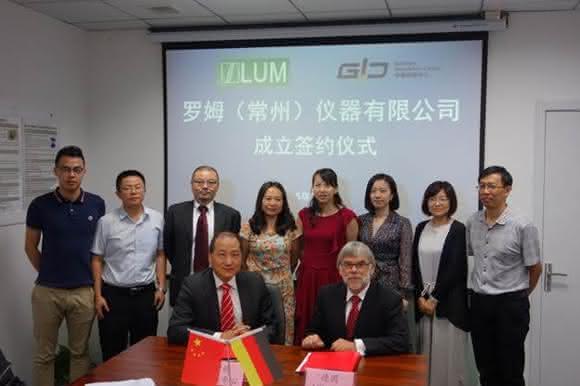 Dr. X. Zhou, Geschäftsführer German Innovation Center (vorn links), Prof. Dr. D. Lerche, Geschäftsführer LUM GmbH (vorn rechts) und weitere Teilnehmer der Gründungszeremonie.