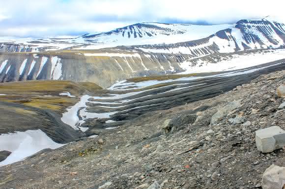 Blick ins Longyearbyen-Tal auf Spitzbergen Für die Forscher auffallend hier die schwarzen Tonsteine der Post-PETM Gilsonryggen Formation. (© Dr. Torsten Wappler / Universität Bonn)
