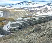 Blick ins Longyearbyen-Tal auf Spitzbergen Für die Forscher auffallend hier die schwarzen Tonsteine der Post-PETM Gilsonryggen Formation. (© Dr. Torsten Wappler / Universität Bonn)
