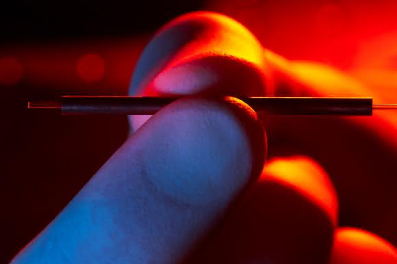 Terahertz-Beschleunigermodule passen problemlos in eine Hand. (Bild: DESY / Heiner Müller-Elsner)
