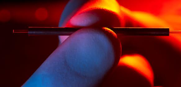 Terahertz-Beschleunigermodule passen problemlos in eine Hand. (Bild: DESY / Heiner Müller-Elsner)