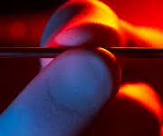 Terahertz-Beschleunigermodule passen problemlos in eine Hand. (Bild: DESY / Heiner Müller-Elsner) Terahertz-Beschleunigermodule passen problemlos in eine Hand. (Bild: DESY / Heiner Müller-Elsner)