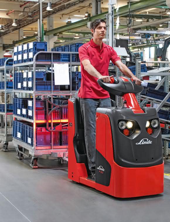Linde P20 im Einsatz Linde MH bringt neuen Schlepper: Mit Stützrädern um die Kurve