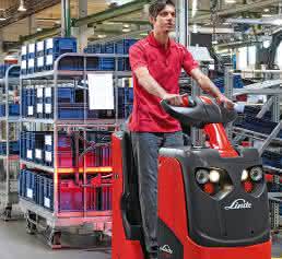 Linde MH bringt neuen Schlepper: Mit Stützrädern um die Kurve