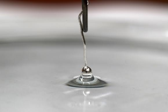 Messung einer Platin-Elektrode mit der Hanging Meniscus Konfiguration. Bild: Wenzel Schürmann / TUM) Messung einer Platin-Elektrode mit der Hanging Meniscus Konfiguration. Bild: Wenzel Schürmann / TUM)