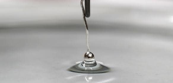 Messung einer Platin-Elektrode mit der Hanging Meniscus Konfiguration. Bild: Wenzel Schürmann / TUM)