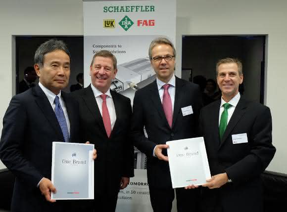 Dr. Masahiko Mori, Dr. Rüdiger Kapitza, Dr. Stefan Spindler, Martin Schreiber, Unterzeichnung des Marketing-Partnerschaftsabkommens auf der EMO