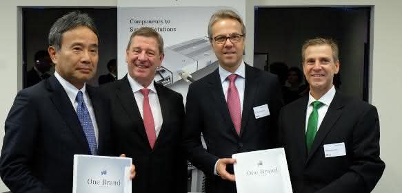Unterzeichnung des Marketing-Partnerschaftsabkommens auf der EMO