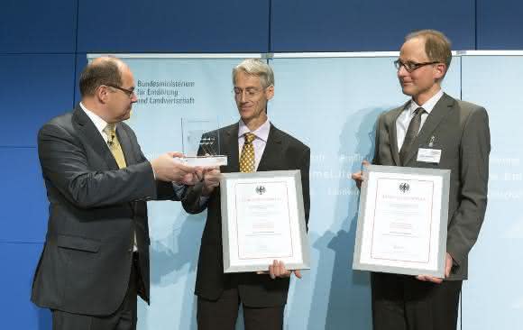 Verleihung des Tierschutzforschungspreises 2015 durch Bundeslandwirtschaftsminister Christian Schmidt (links) an Prof. Dr. Marcel Leist (Mitte) und den Konstanzer Mitautor Stefan Schildknecht (rechts). Verleihung des Tierschutzforschungspreises 2015 durch Bundeslandwirtschaftsminister Christian Schmidt (links) an Prof. Dr. Marcel Leist (Mitte) und den Konstanzer Mitautor Stefan Schildknecht (rechts).