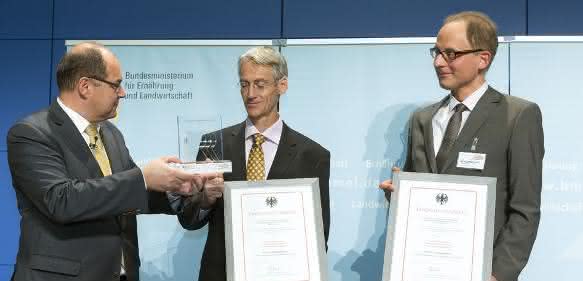 Verleihung des Tierschutzforschungspreises 2015 durch Bundeslandwirtschaftsminister Christian Schmidt (links) an Prof. Dr. Marcel Leist (Mitte) und den Konstanzer Mitautor Stefan Schildknecht (rechts). Verleihung des Tierschutzforschungspreises 2015 durch Bundeslandwirtschaftsminister Christian Schmidt (links) an Prof. Dr. Marcel Leist (Mitte) und den Konstanzer Mitautor Stefan Schildknecht (rechts).