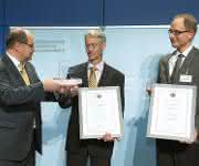 Verleihung des Tierschutzforschungspreises 2015 durch Bundeslandwirtschaftsminister Christian Schmidt (links) an Prof. Dr. Marcel Leist (Mitte) und den Konstanzer Mitautor Stefan Schildknecht (rechts).