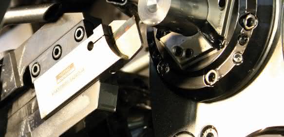 Mehrspindelautomaten arbeiten mit Klingen von Arno