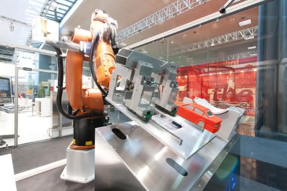 Knickarmroboter als CNC-gesteuerte Maschinenkomponente