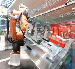 Knickarmroboter als CNC-gesteuerte Maschinenkomponente
